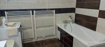 REZERVOVANÉ, Praktický RD s krásnou záhradou. - 10