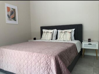 LUXUSNE zrekonštruovaný a zariadený byt s parkovacím státím - 10