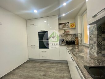 REZERVOVANÉ _ zariadený 3 izb. byt , 77m2 + loggia , sídlis - 10