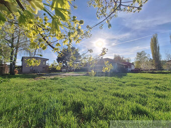 Stavebný pozemok v kľudnej časti podunajskej obce Kravany - 10