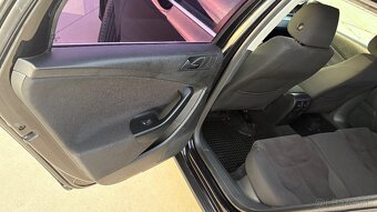 Predám Volkswagen Passat Variant B6 2.0 TDi,103Kw,R.v.2009 - 10