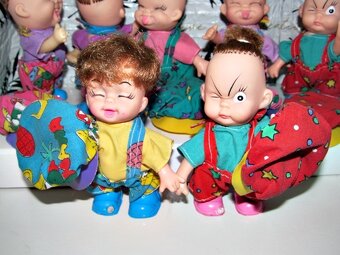 Retro zberateľské malé škeriaci sa bábiky,partia nezbedníkov - 10