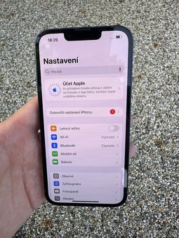 iPhone 13 - baterie 100% - 10