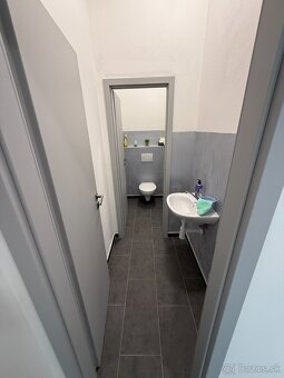 Skladový priestor 261 m² s kanceláriami - Strop 5,1m Komárno - 10