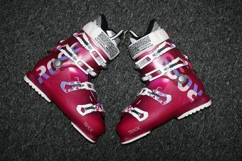 dámske lyže 155 cm , drevenejadro , lyžiarky atomic - 10