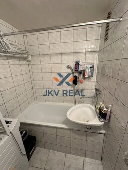 Svetlý 2-izbový byt s loggiou v pokojnej časti Rajca – ideál - 10