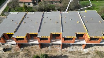 Výstavba domov, hrubá stavba, základová doska, betónové plot - 10