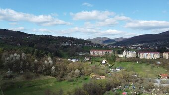 Slnečný stavebný pozemok Nová Baňa – 2032 m², TOP lokalita - 10