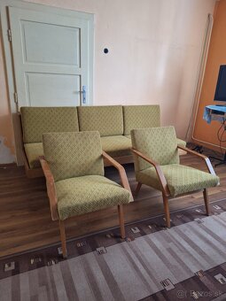 Staré retro drevené pohodlné kreslá na renováciu - 10