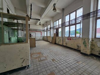 Priemyselná budova vo veľkom stráženom areáli - 10