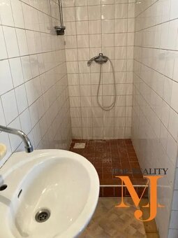 Starší RD , pozemok 389 m2 v Seredi- centrum - 10