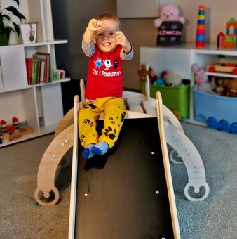 Montessori viacúčelová hojdačka ,preliezka,šmýkačka a tabuľa - 10