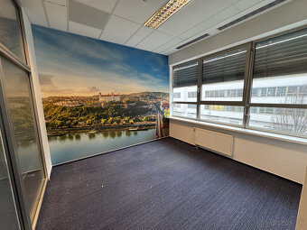 Prenájom kancelárskeho priestoru 225 m² na ulici Galvaniho v - 10