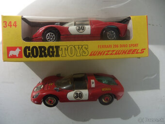 3xJAGUAR E a 2xFERRARI DINO od CORGI TOYS v 1:43 - 10