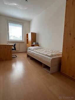 Pekný 4 izbový - zrekonštruovaný a zariadený byt - 10
