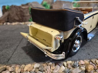 Prodám model 1:18 Maybach Zepellin DS8 - 10
