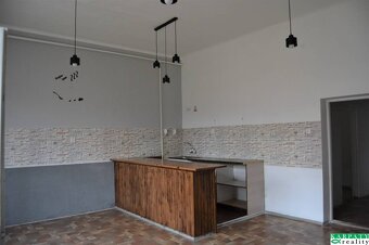RODINNÝ DOM NA ZÁHORÍ S DVOMI OBCHODMI NA PODNIKANIE AJ BÝVA - 10