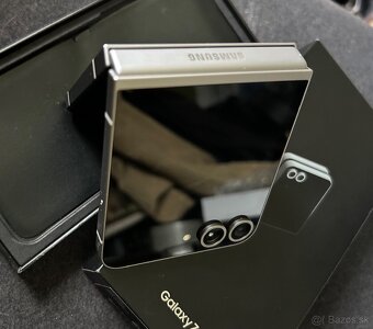 Samsung Galaxy Z Flip 6 256GB Silver shadow - ako nový - 10