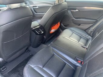 Predám Hyundai i40 combi 1.7 TDi 100kw Rok 2012 - 10