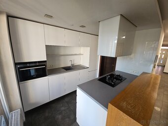 NA PREDAJ RODINNÝ DOM S POZEMKOM BRATISLAVA RUŽINOV - 10