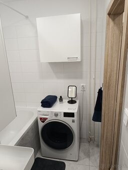 Moderne ZREKONŠTRUOVANÁ GARSÓNKA s klímou a lodžiou - 10