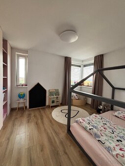 Exkluzívne 3 izbový byt s vlastným pozemkom a park. miestami - 10