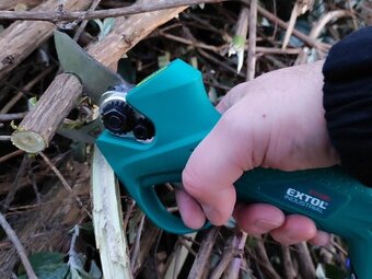 Akumulátorové záhradnícke nožnice – 2× akumulátor 16V/ - 10