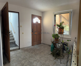 Priestranný 5-izbový rodinný dom s dvoma garážami a záhradou - 10