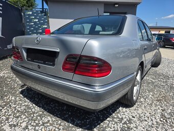 Mercedes-Benz E trieda Sedan - 10