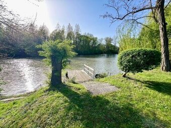 Pozemok s chatou a mólom priamo na brehu Malého Dunaja - 10