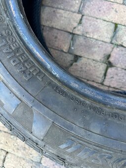 Predám 2 ks pneumatík 205/65 R16C a disk Vivaro, Trafic - 10