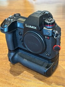 Panasonic Lumix S1R s príslušenstvom - 10