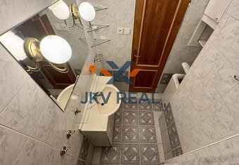 Priestranný 2-izbový byt (48m2) s veľkou pivnicou v centre - - 10