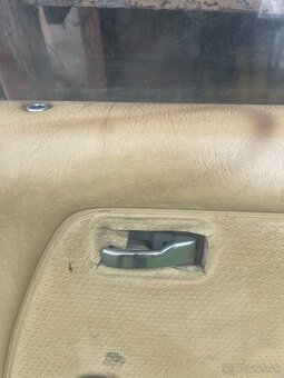 Predám hnedé zadné pravé dvere – Mercedes W123 - piano - 10