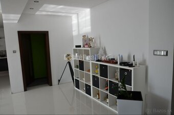 DOBRÉ REALITY -  priestranný rodinný dom s veľkým pozemkom v - 10