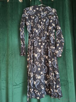 Tmavo modré vzorované šaty. - 10