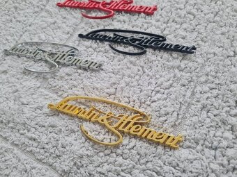 Nápis Laurin Klement , chrom, zlatý, červený, čierny - 10