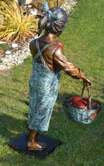 Bronzová socha-Dívka s jablky-kolorovaná-UNIKÁT - 10