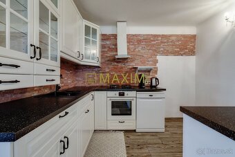 Nadčasový rodinný dom plný priestoru a elegancie – s bonusom - 10