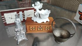 Retro věci  - popelníky, bakelitové rádio, lampa,baterky - 10