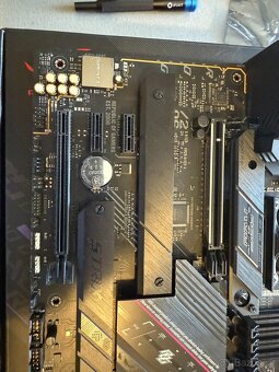 ASUS ROG STRIX B650E-F GAMING WIFI - 10