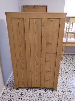 Stará skříň, skříňka, knihovna po renovaci - 10