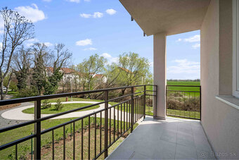 Štýlový 3-izbový byt so zariadením, loggiou a balkónom - 10