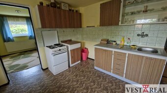 Na predaj veľký rodinný dom s garážou pozemok 838 m2 Veľké K - 10