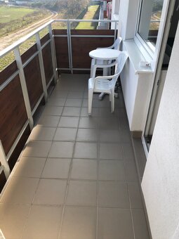 Moderný priestraný 2 izbový byt s garážovým státim - 10