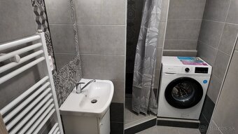 Krásne prerobená garzónka so zariadením - 10