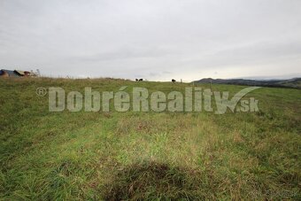 PREDAJ - Slnečný pozemok v malebnom prostredí jesennej príro - 10