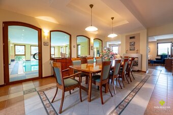 Úchvatná rodinná vila s vnútorným bazénom - 10