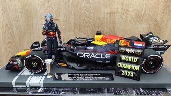 Max Verstappen 1:18 s figurkou - štvrtý titul 2024 - 10