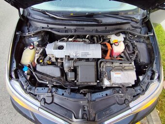 Predám toyoru Auris hybrid Touring sport - 10